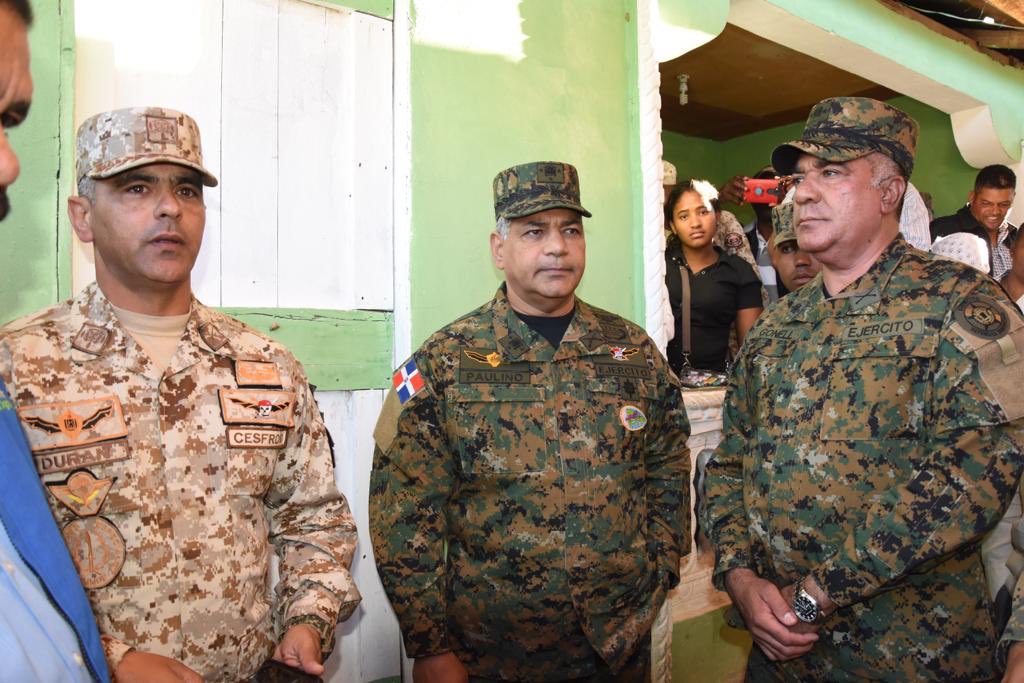 El ministro de Defensa, teniente general Rubén Paulino Sem, y el comandante general del Ejército Nacional, mayor general Estanislao Gonell Regalado, junto a los familiares del raso Oriano Montero Encarnación. 