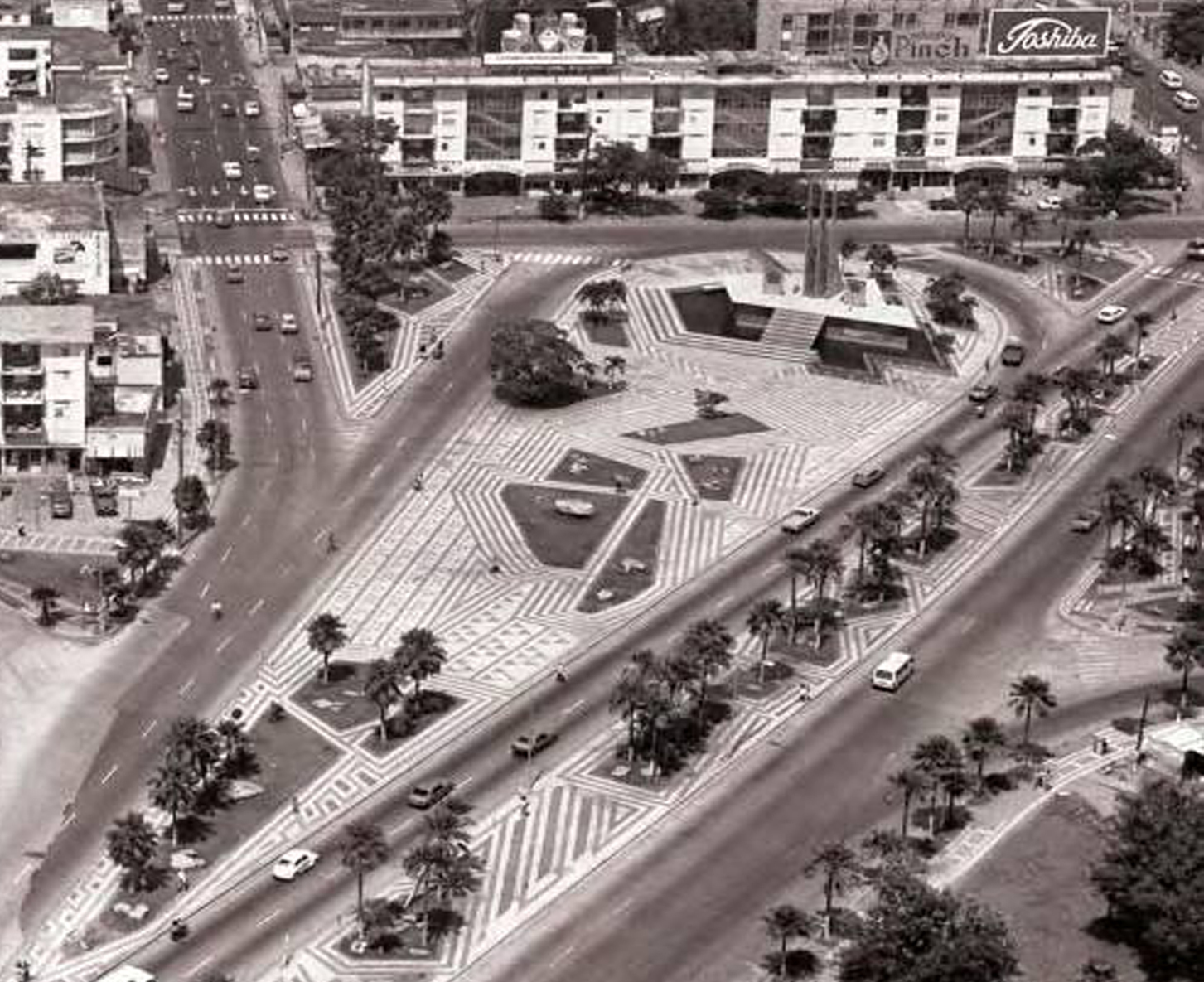 Así lucía la plaza originalmente. Se inauguró en 1966. 