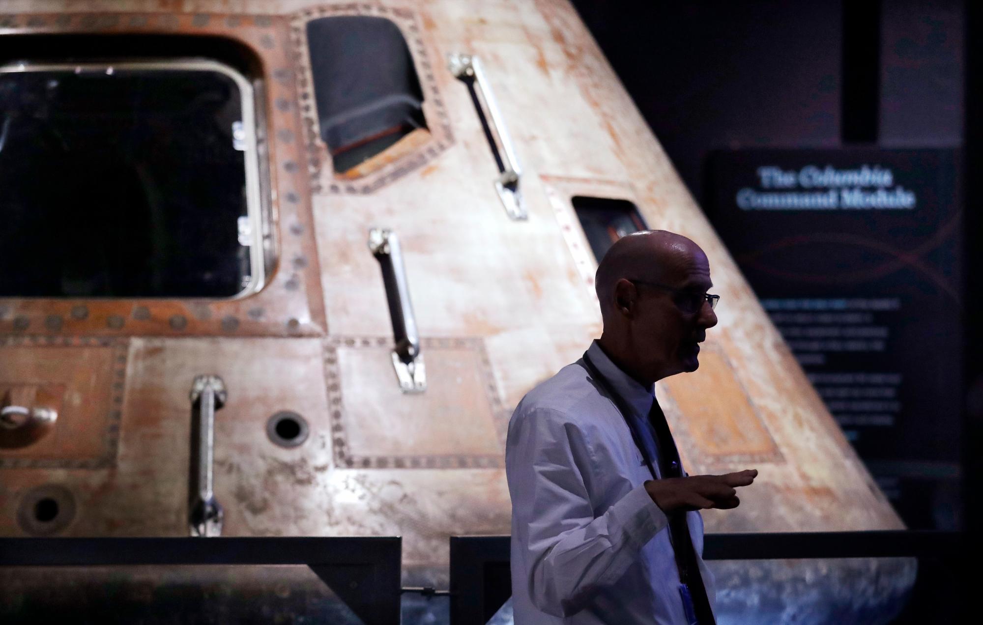 Ted Huetter, gerente principal de relaciones públicas del Museo de Vuelo, parado frente al módulo de comando de la NASA Apollo 11, Columbia, que se encuentra como la pieza central de Destination Moon: la exhibición de la misión Apollo 11 en el museo en Seattle. 