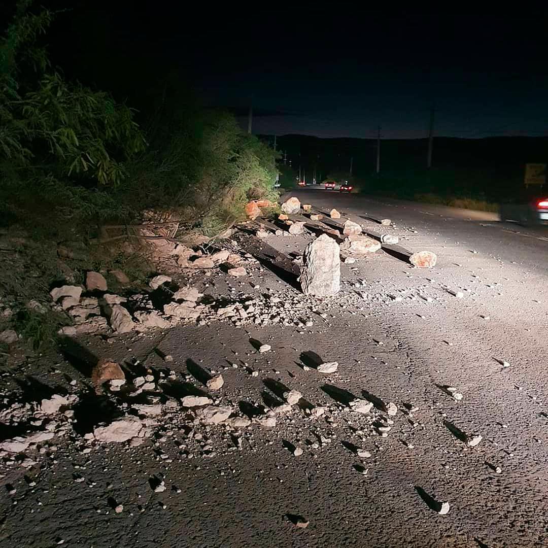 Rastros de piedras en una vía de Puerto Rico.