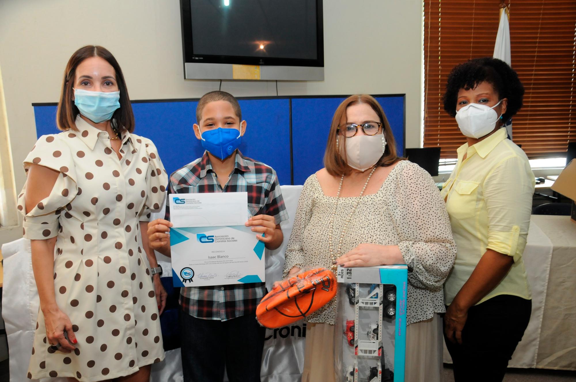 Isaac Blanco, ganador en el nivel básico, es reconocido por Claudine Nova y Mirna Pimentel, junto a su madre Celestina Pérez.