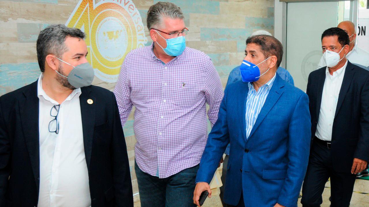 Hecmilio Galván, Eric Rivero y el ministro de Agricultura conversan durante el encuentro.