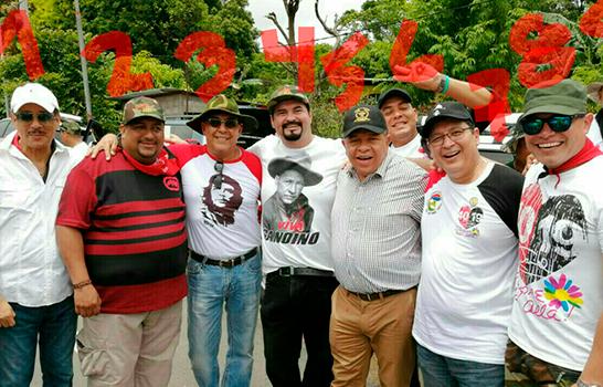 El presidente del Tribunal de Apelaciones, Gerardo Rodríguez (camisa a cuadros), con los magistrados Octavio Rothschuh (Sandino en su camiseta) y Edgar Altamirano, celebrando el aniversario de la revolución sandinista en 2019.