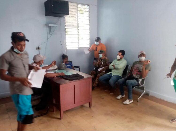 El Ministerio de Medio Ambiente destruyó hornos ilegales de carbón.