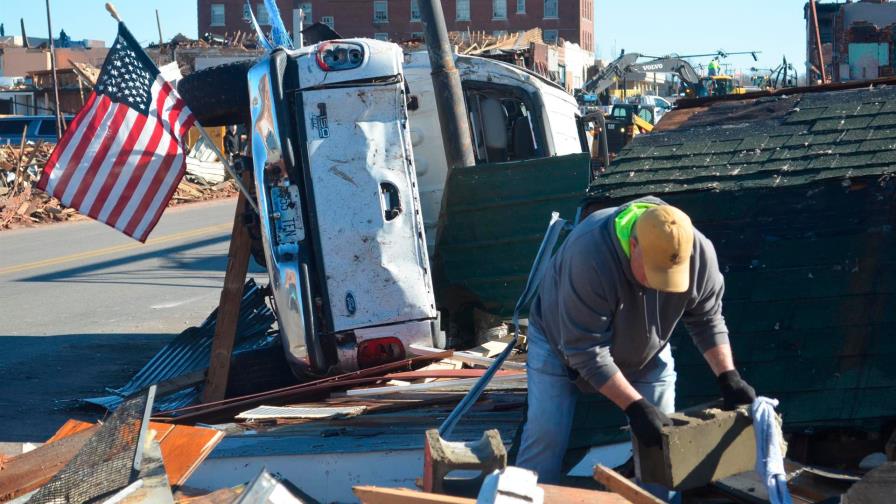 EE.UU. se agarra a un “milagro” en la fábrica destruida por el tornado EE.UU. se agarra a un “milagro” en la fábrica destruida por el tornado