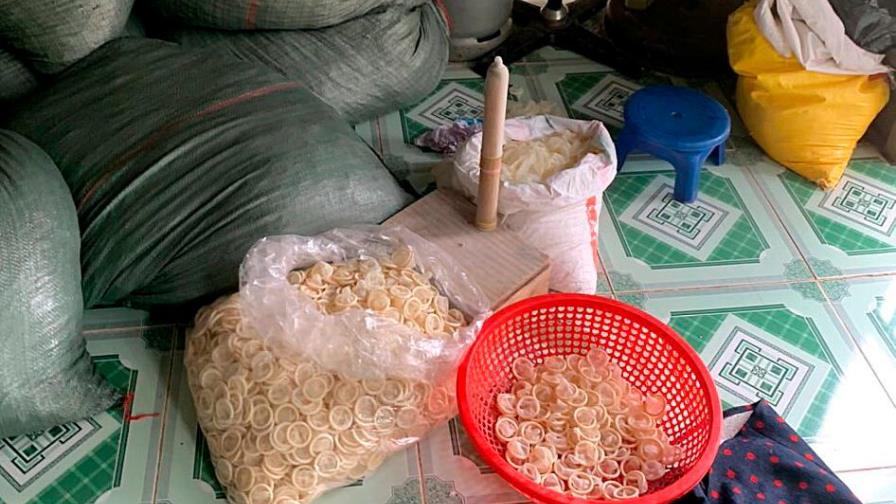 Incautan cargamento de condones usados que serían revendidos 