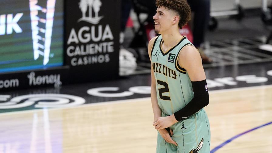 LaMelo Ball se somete a cirugía tras fractura de muñeca
