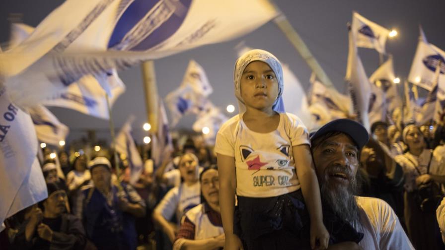 Perú elige 130 legisladores para suceder a Congreso disuelto