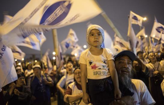 Perú tendrá un Congreso dividido y centrista