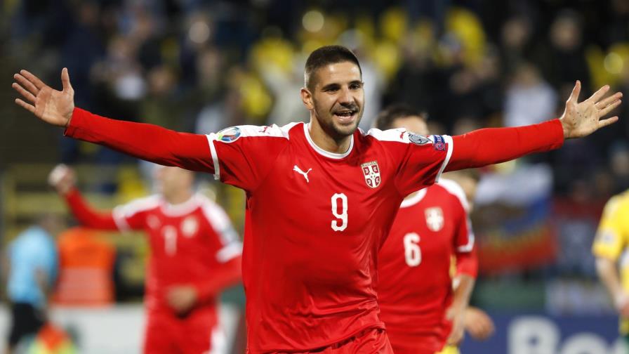 UEFA sanciona a Serbia por incidentes racistas de hinchas