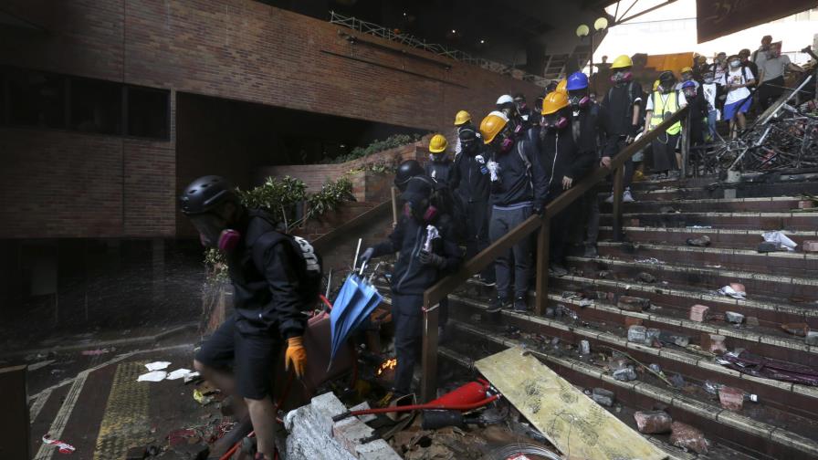 Adolescente se niega a entregarse a la policía en Hong Kong Adolescente se niega a entregarse a la policía en Hong Kong