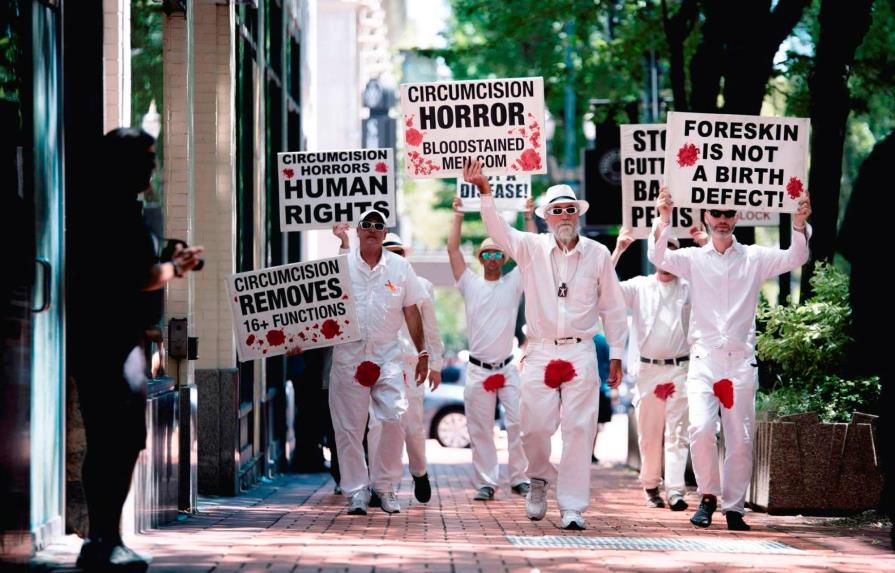Hombres Manchados de Sangre protestan en Florida contra la circuncisión