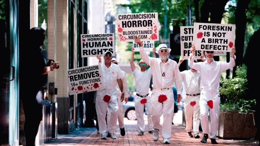 Hombres Manchados de Sangre protestan en Florida contra la circuncisión