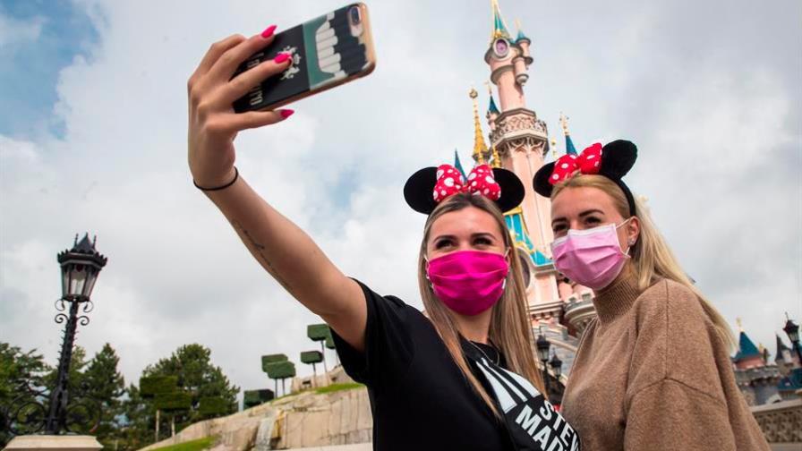 Disneyland París reabre tras la pandemia con mascarilla y con fe en el futuro