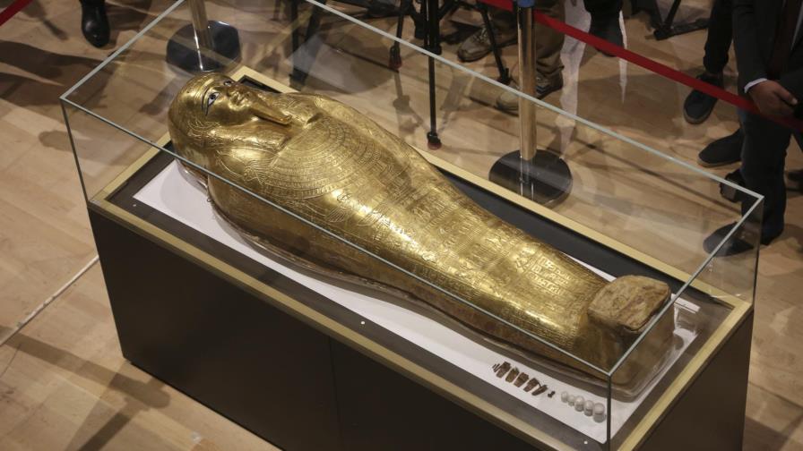 Egipto exhibe féretro devuelto por el Met de Nueva York