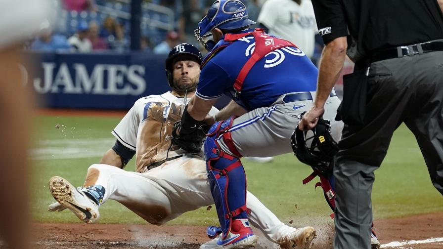 Manager de Rays se disculpa por quedarse con tarjeta de Kirk