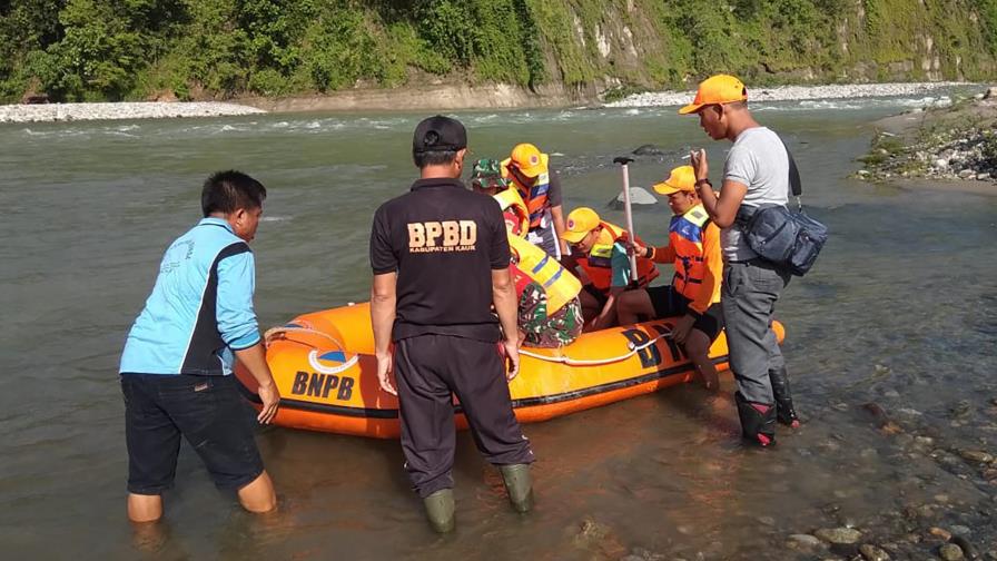 Varios muertos tras derrumbarse un puente en Indonesia