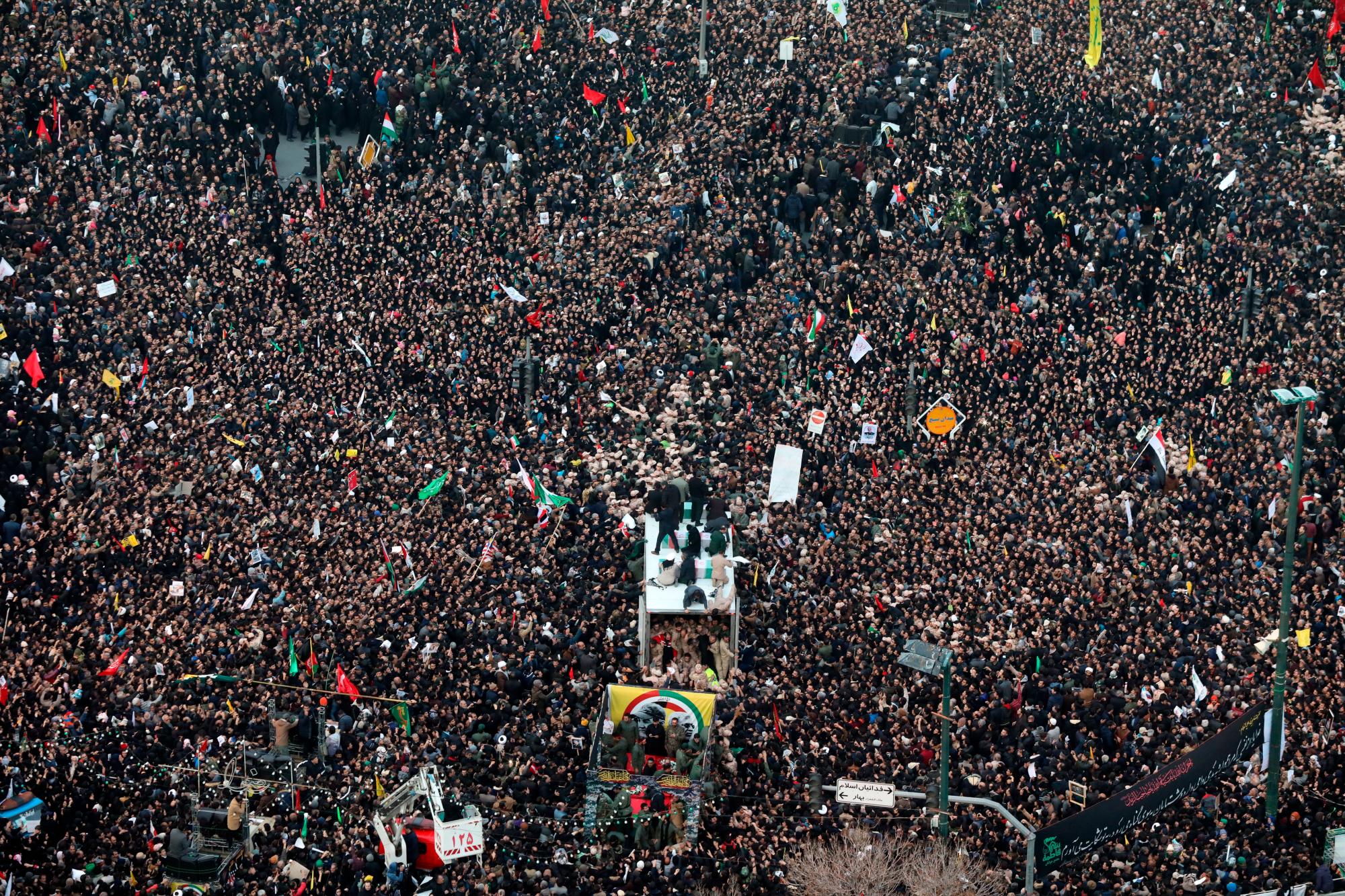 Ciudadanos iraníes portan el féretro del comandante de la Fuerza Quds de los Guardianes de la Revolución iraní (IRGC), el general Qasem Soleimaní, en la ciudad de Mashhad, Irán, este domingo. El cuerpo del poderoso comandante de la Guardia Revolucionaria iraní Qasem Soleimaní, asesinado por Estados Unidos en Irak, llegó este domingo a Irán, donde se celebran ceremonias fúnebres en varias ciudades. Soleimaní, fallecido a los 63 años, era comandante de la Fuarza Quds, encargada de las operaciones fuera de Irán de los Guardianes de la Revolución, y estado actual sobre el terreno en Siria y en Irak, supervisando las milicias respaldadas por Teherán en ambos países árabes.