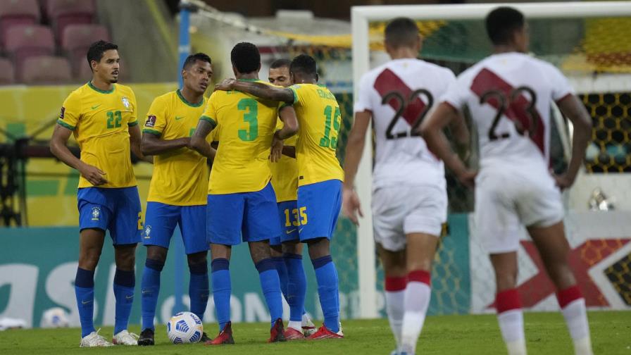 Un relajado Brasil vence a Perú y domina la eliminatoria