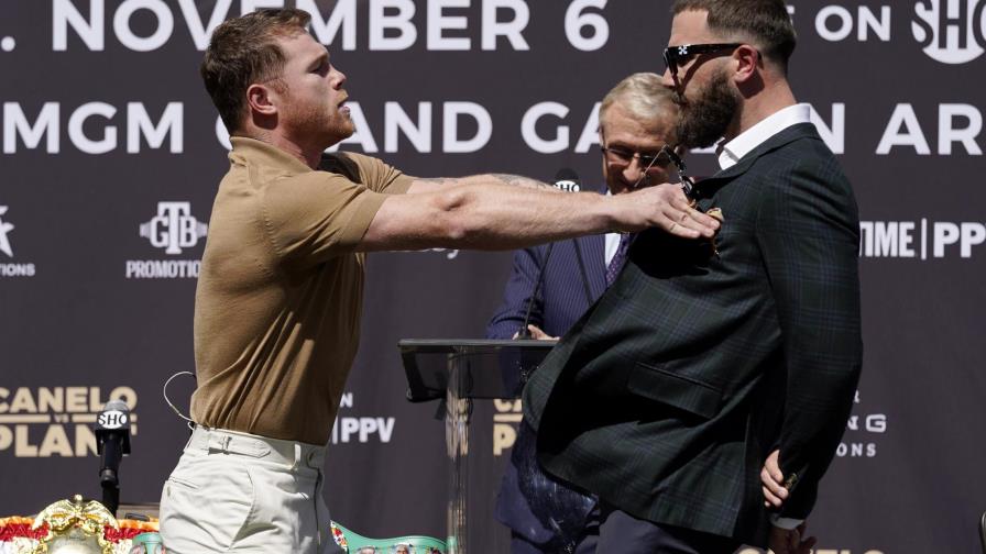 Canelo y Plant se lían a golpes en conferencia de prensa Canelo y Plant se lían a golpes en conferencia de prensa