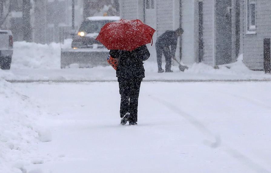 Tormenta de nieve afecta tránsito y cierra escuelas en EEUU