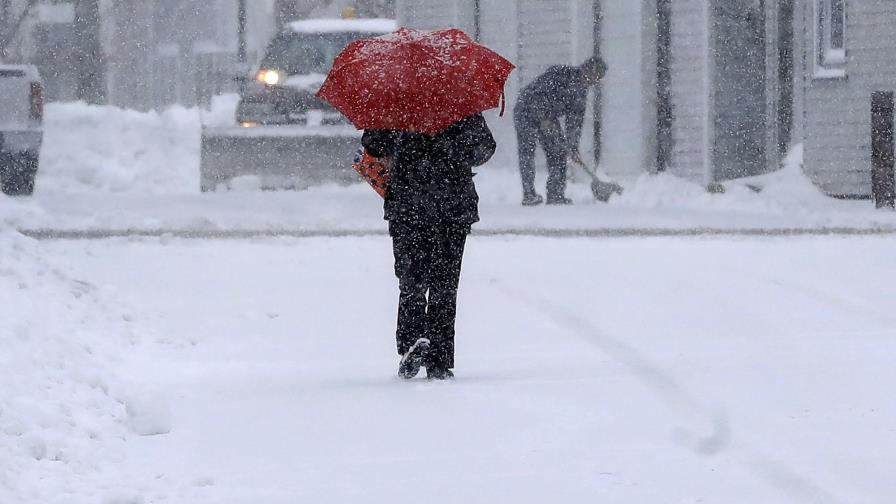 Tormenta de nieve afecta tránsito y cierra escuelas en EEUU