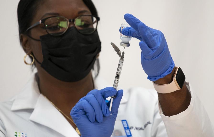 Hospitales temen falta de personal por vacunación