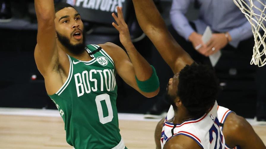 Tatum anota 33 puntos y Celtics se colocan 2-0 sobre 76ers Tatum anota 33 puntos y Celtics se colocan 2-0 sobre 76ers