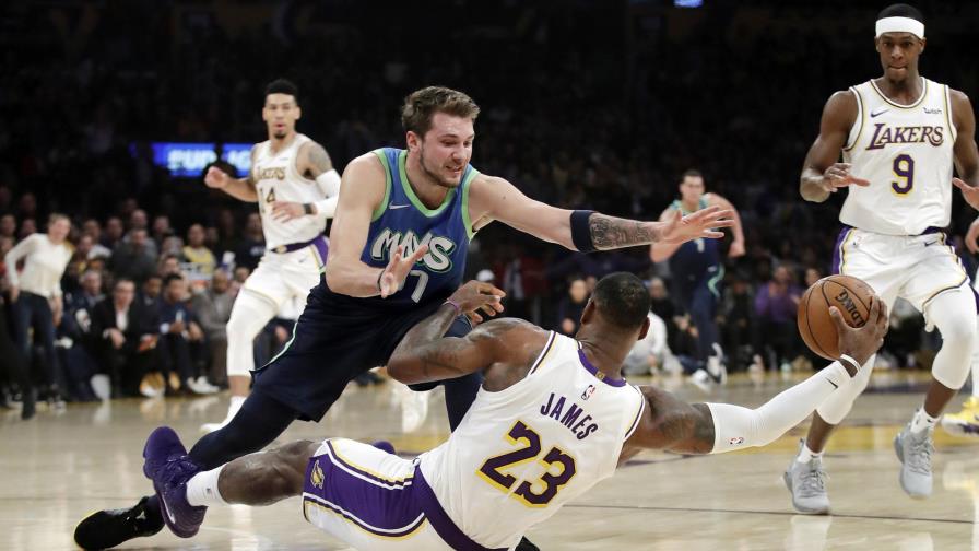 Doncic gana la batalla a LeBron en Los Angeles y Mavericks cortan racha a Lakers