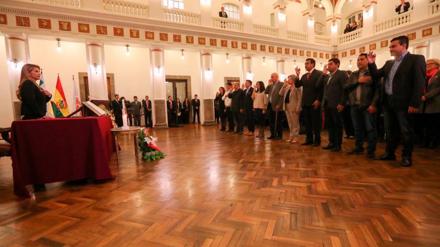 Jeanine Áñez da pasos para agilizar la transición en una agitada Bolivia