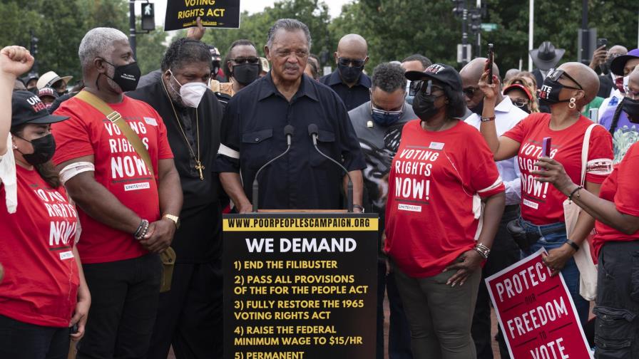 Hospitalizan a reverendo Jesse Jackson y su esposa por COVID