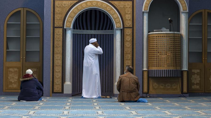 Mezquita en Atenas realiza primeros oficios de viernes