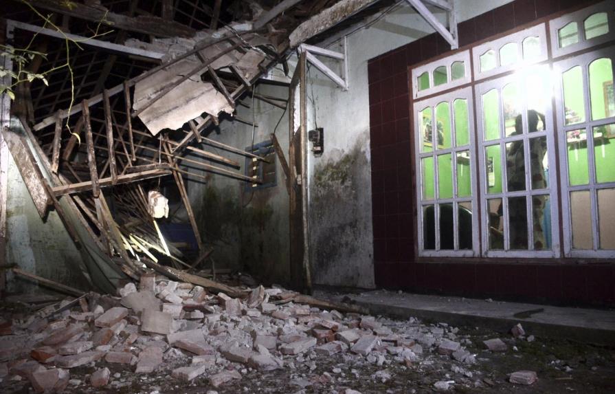 Fuerte sismo deja al menos 8 muertos y daños en Indonesia