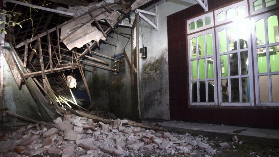 Fuerte sismo deja al menos 8 muertos y daños en Indonesia