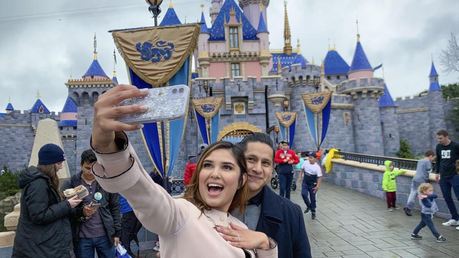 Visitantes disfrutan Disneyland antes de cierre temporal Visitantes disfrutan Disneyland antes de cierre temporal