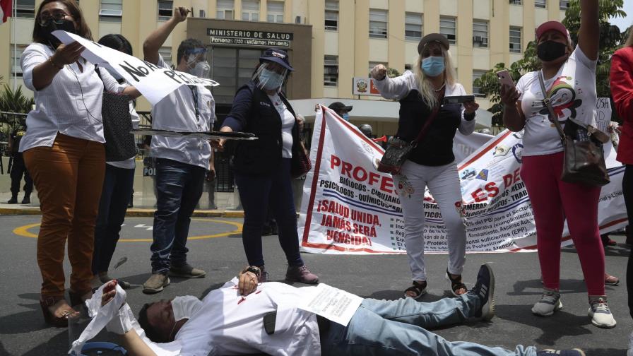 Combate al COVID-19 resulta letal para médicos en Perú