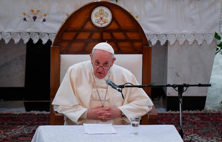 “Que callen las armas”, reclama el papa en su visita histórica a Irak