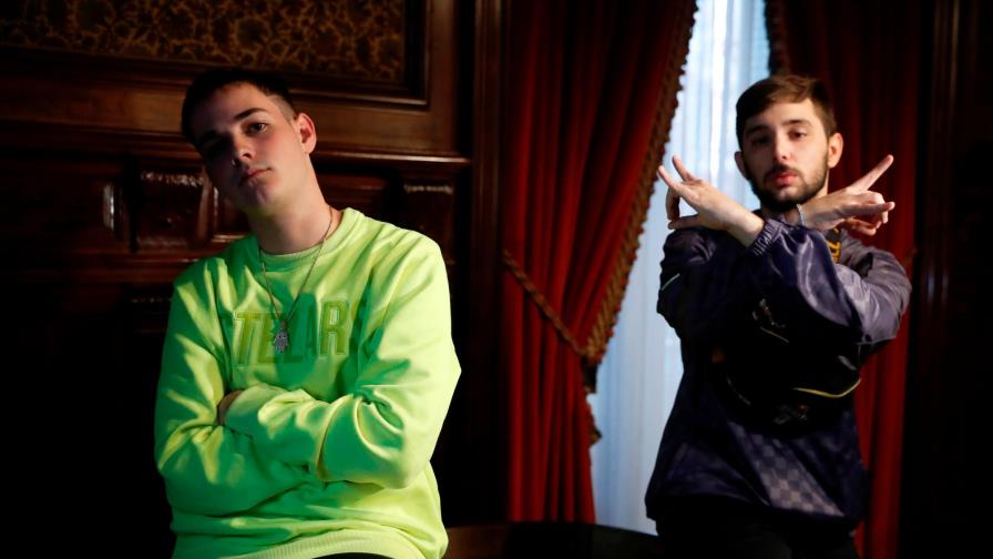 Hermanamiento de los gallos antes de su gran Batalla de improvisación