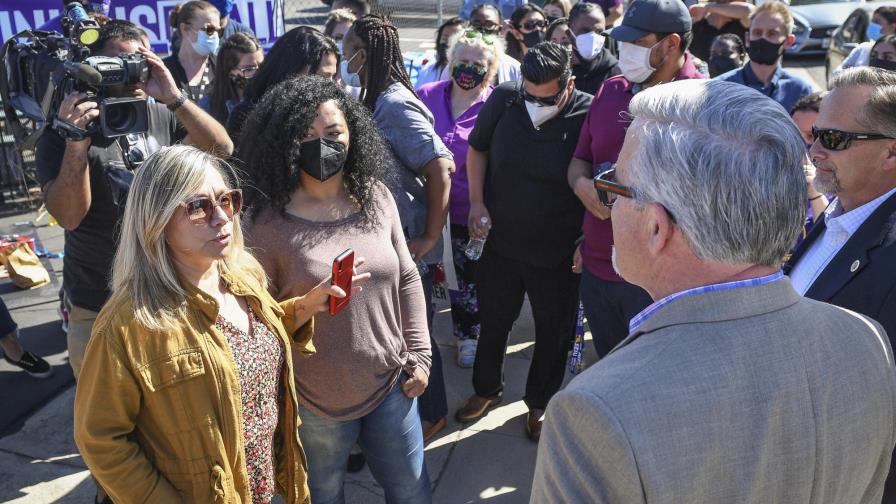 California: Niños bajo tutela de condado duermen en el suelo