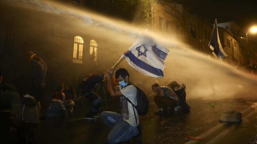 Israelíes protestan por repuesta a crisis causada por virus
