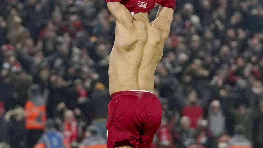 Liverpool vence a Man United 2-0, se aleja en la punta