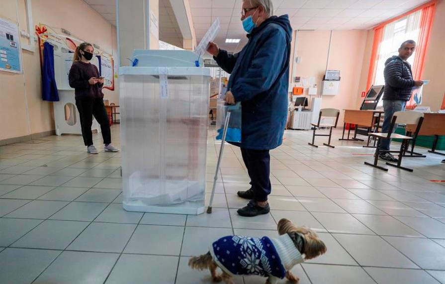 Rusos votan en elecciones regionales empañadas por envenenamiento de Navalni