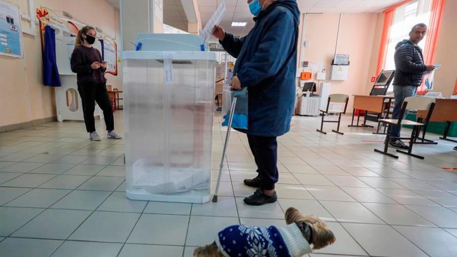 Rusos votan en elecciones regionales empañadas por envenenamiento de Navalni