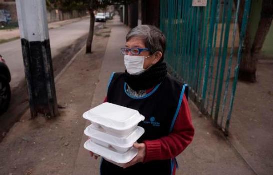 Vuelve a Chile la olla común, símbolo de la pobreza en tiempos de Pinochet