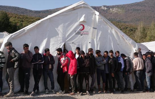 Policía francesa desmantela campos de migrantes improvisados Policía francesa desmantela campos de migrantes improvisados