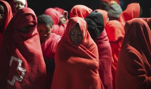España rescata a 119 migrantes en el mar, busca a 67 más