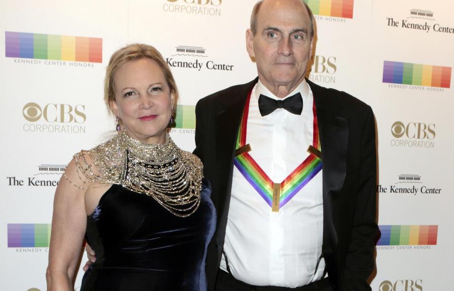 James Taylor y esposa donan $1 millón a hospital en Boston