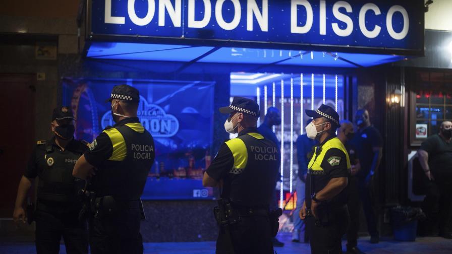 Policía española acude a bares para supervisar restricciones