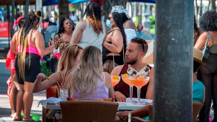 Reaperturas en pausa y uso de máscaras para contener contagios en EE.UU.