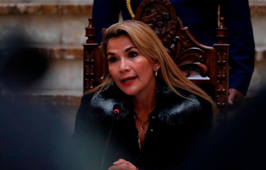 La presidenta interina de Bolivia hace los primeros ajustes en su Gobierno